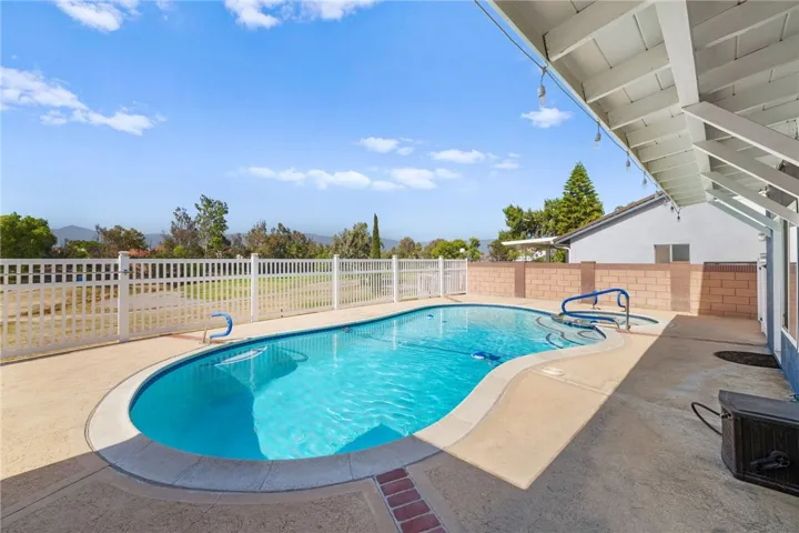 1414 Mariposa Drive, Corona, California 92879