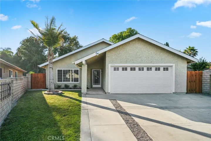 Long driveway, providing easy parking