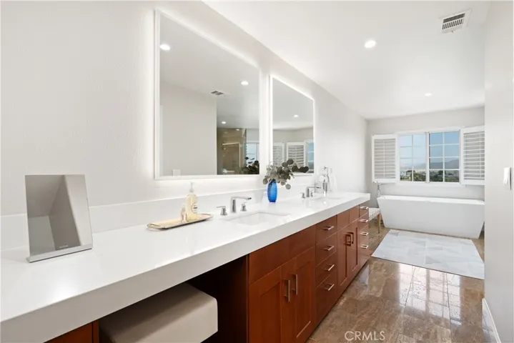 Lit Mirrors and Dual Sinks
