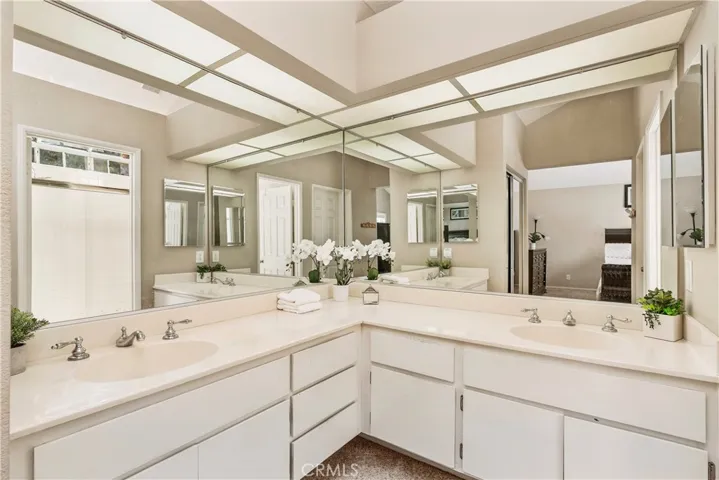 Primary bath with dual sinks