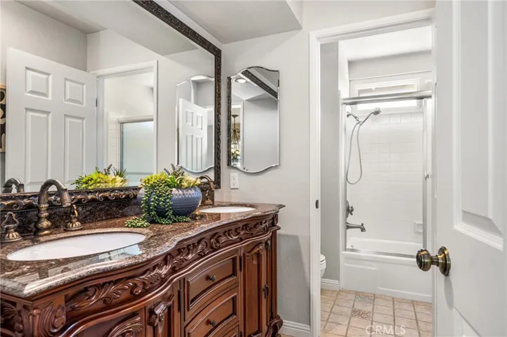 Upstairs full bath.