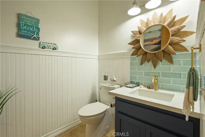 Main floor 1/2 bath
