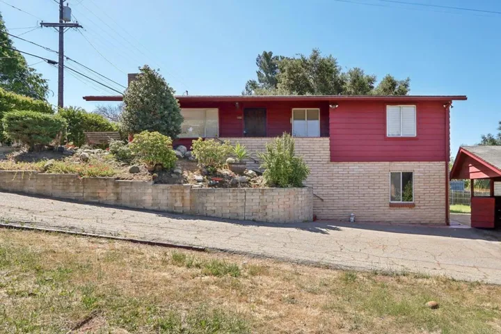 740 Iowa Street, Fallbrook, California 92028