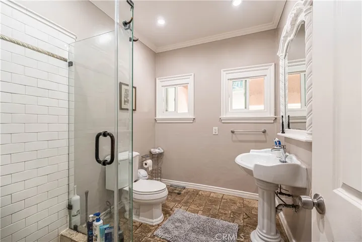 852 Mariposa       Bathroom