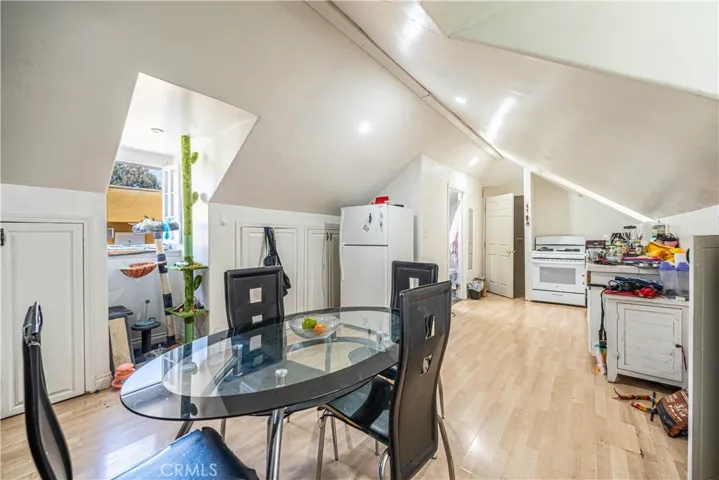 852 Mariposa      Second-Floor Unit Studio