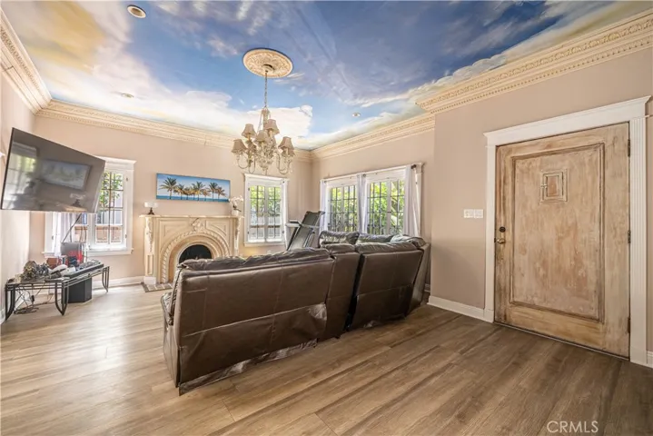 852 Mariposa  Livingroom