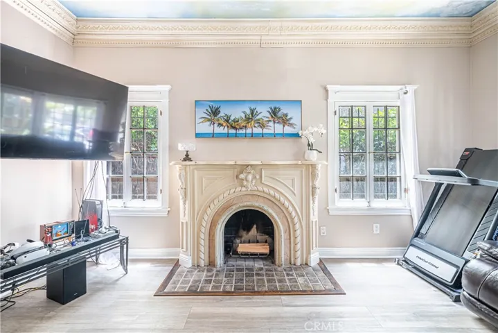 852 Mariposa  Livingroom