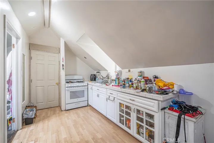 852 Mariposa      Second-Floor Unit Studio
