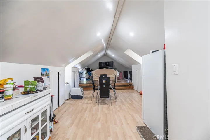 852 Mariposa      Second-Floor Unit Studio