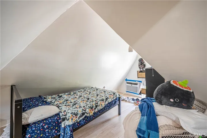 852 Mariposa      Second-Floor Unit Studio