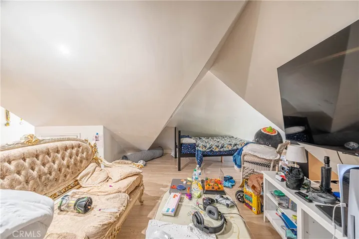852 Mariposa      Second-Floor Unit Studio