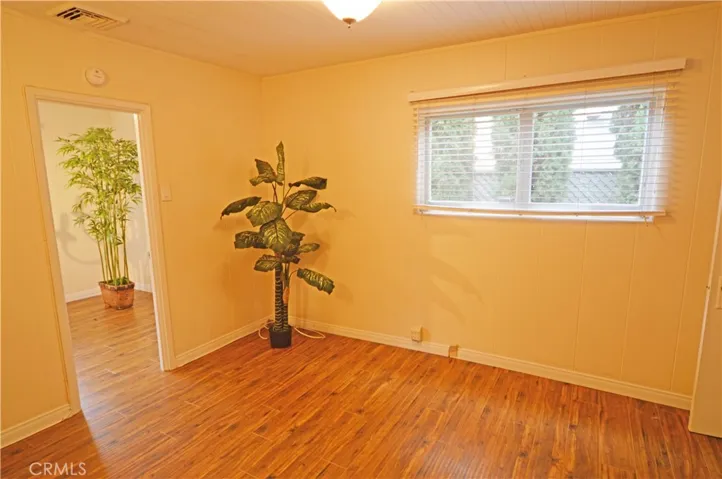 Here is the secondary bedroom.