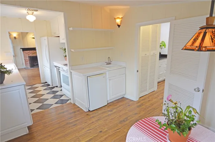Your convenient wet bar in the dining room.