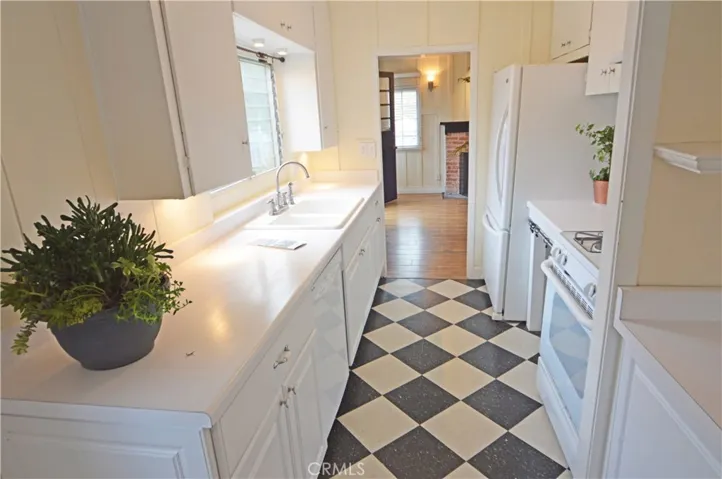 Dishwasher, refrigerator w/ice maker, gas range...and usable counter space.