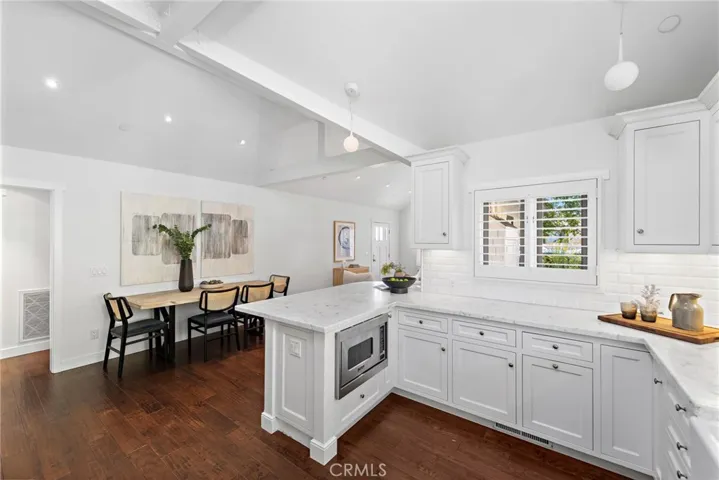 Open Kitchen, Marble Counters, Viking Appliances