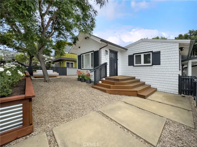 Spacious open front yard