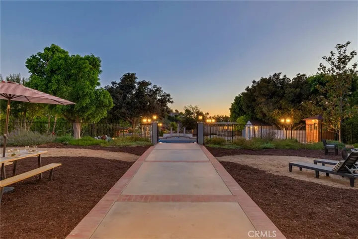 walk way to pool