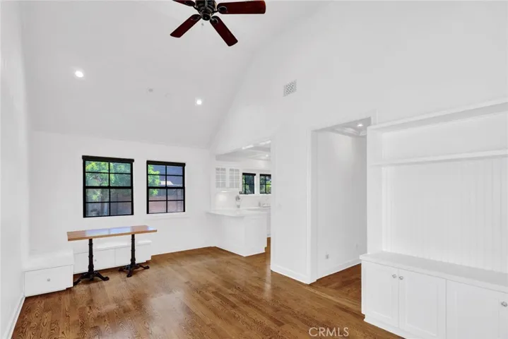 Den w/vaulted ceilings