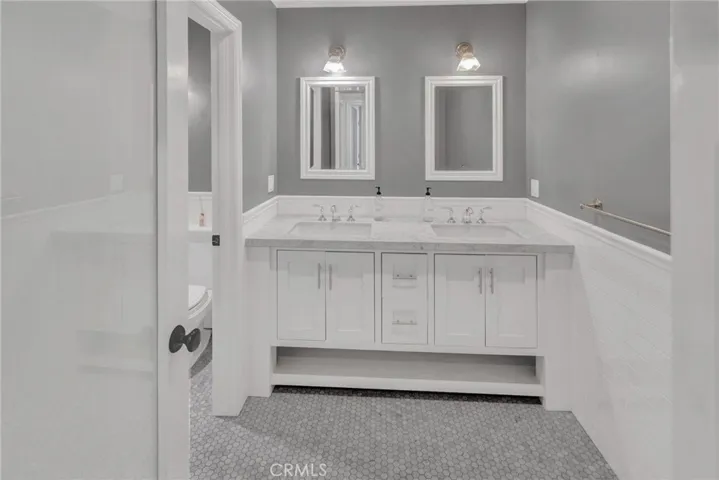Primary Bat w/double vanity
