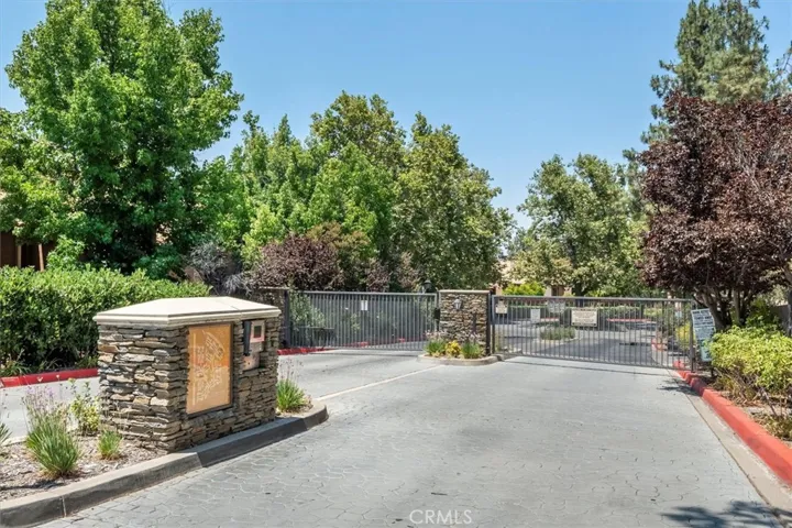 Lovely gate complex
walk to store and restaurants !