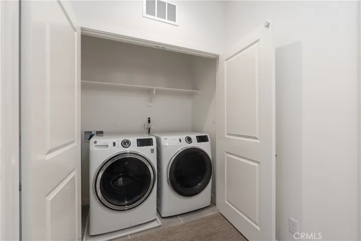 Laundry Closet with GE Washer & Dryerr