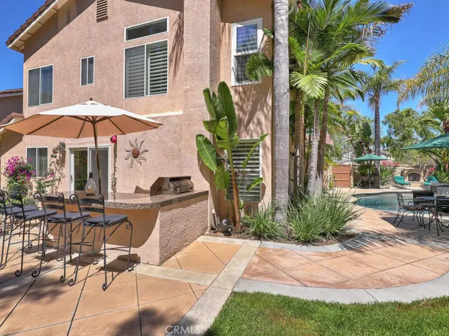 ENTERTAINER'S BACKYARD WITH BUILT IN BBQ
