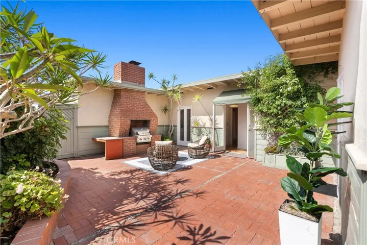 Grill out on the private courtyard with mature flora