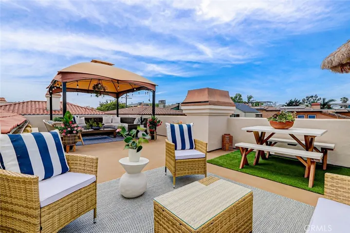 HUGE rooftop deck!