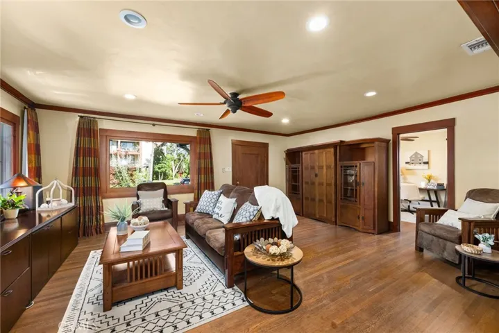 55 N Meridith Avenue, Pasadena, California 91106