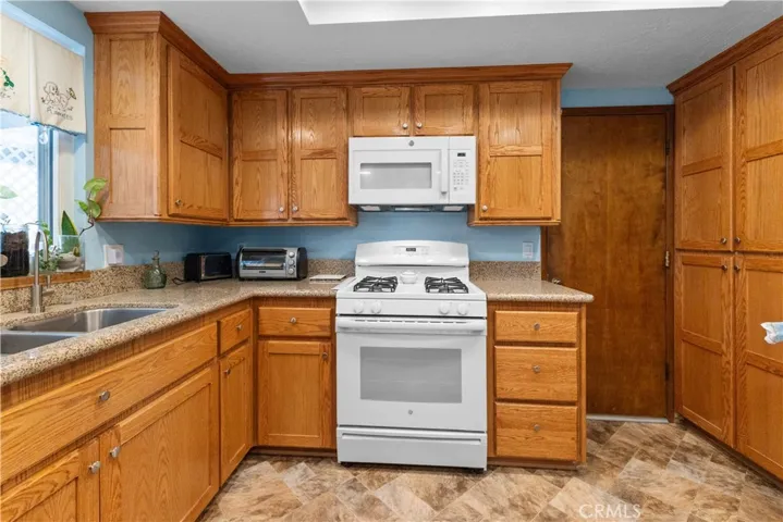 14544 Quivero Road, Apple Valley, California 92307