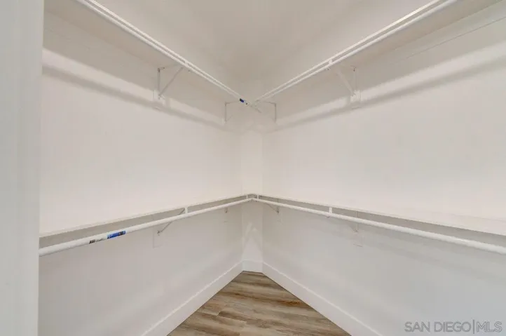 WALK IN CLOSET