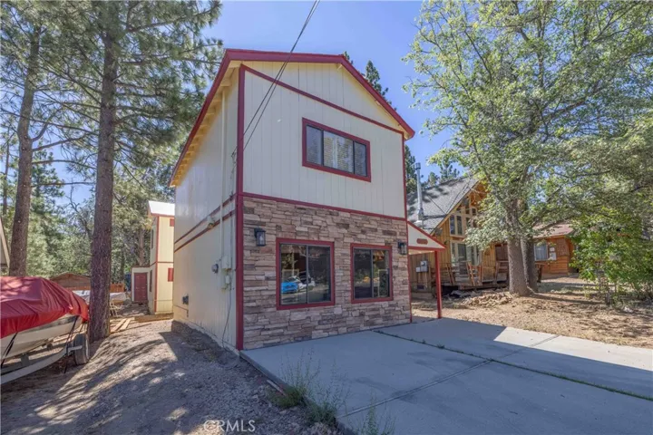231 Sunset Lane, Sugarloaf, California 92386