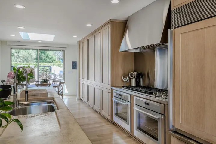 823 La Mesa Drive, Portola Valley, California 94028