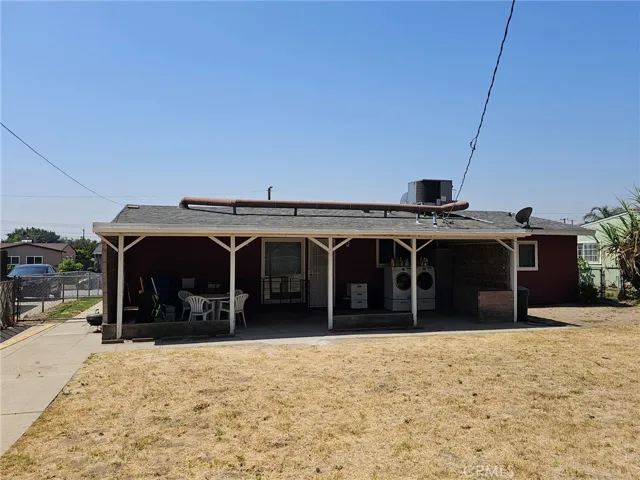 Large rear covered patio with Laundry hook ups