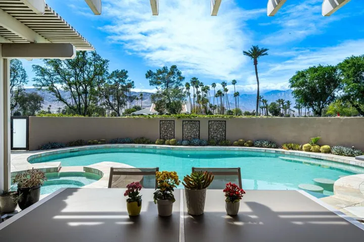 Outdoor Dining on the View