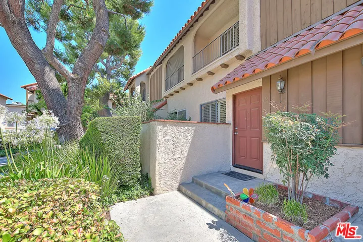 19545 Sherman Way 19, Reseda, California 91335