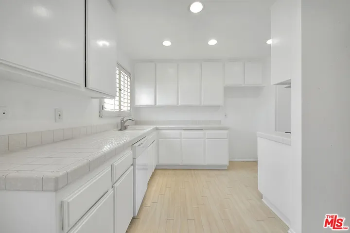 19545 Sherman Way 19, Reseda, California 91335