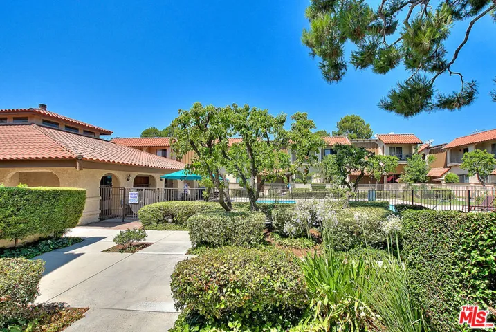 19545 Sherman Way 19, Reseda, California 91335