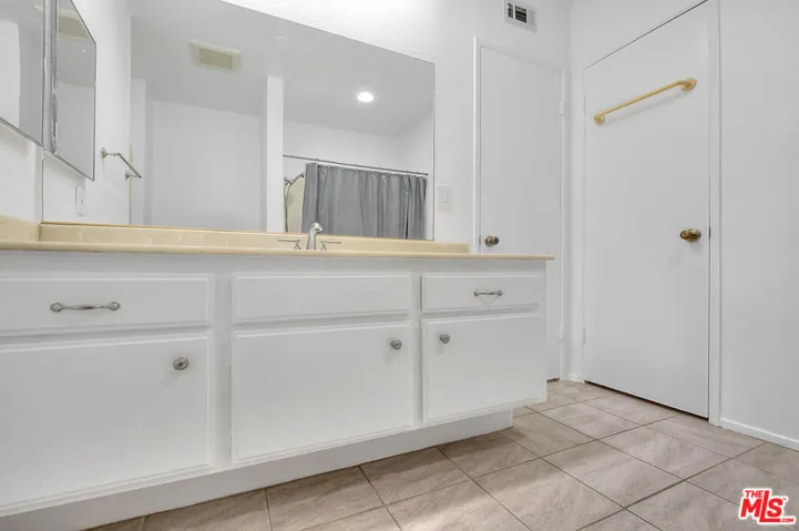 19545 Sherman Way 19, Reseda, California 91335