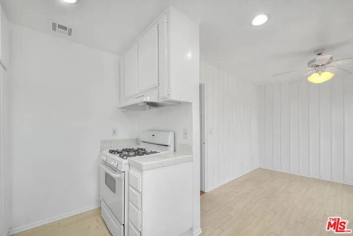 19545 Sherman Way 19, Reseda, California 91335