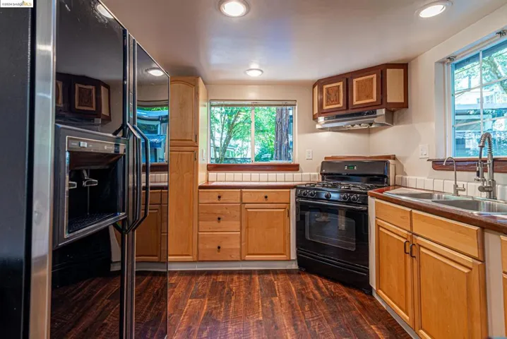 11147 Dell Ave, Forestville, California 95436