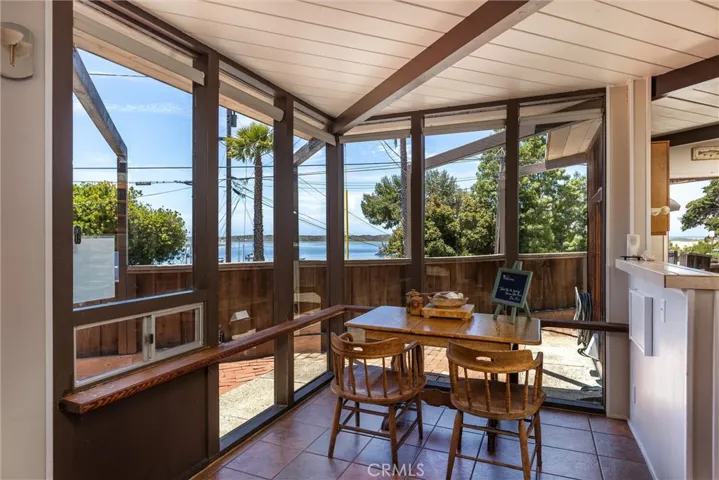 Blue water view kitchen niche