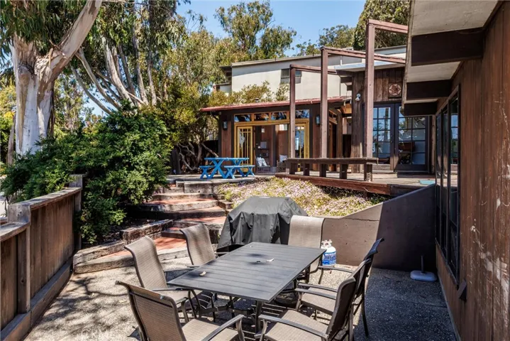The home’s courtyard & integration of indoor/outdoor spaces, flow with ease & encourage living both inside and out