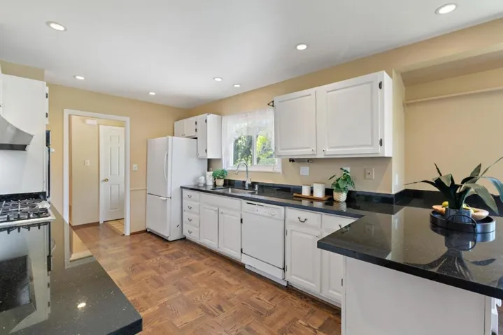 8 El Quanito Way, Burlingame, California 94010