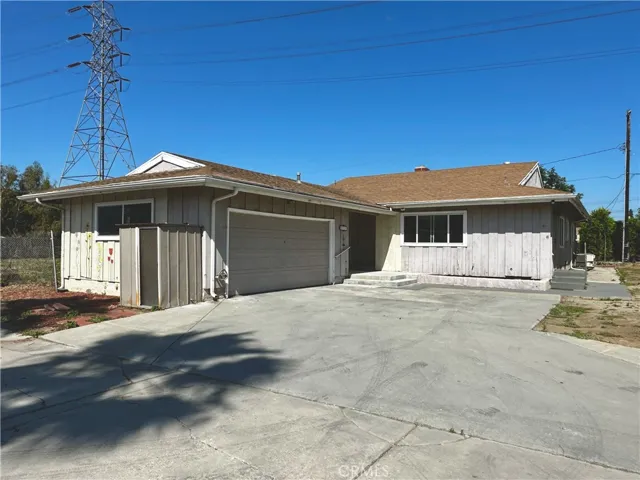 9956-Front of house