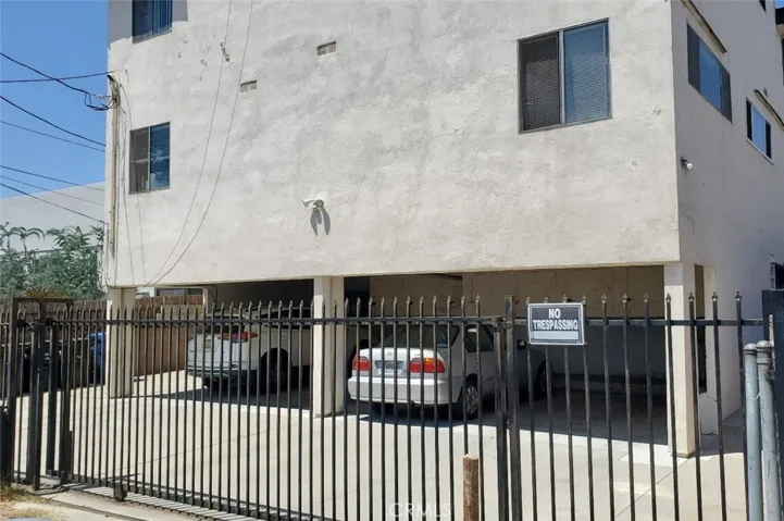Lots of parking in the back - alley access
