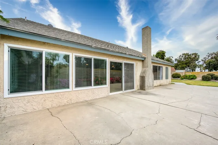 Beautiful and spacious backyard perfect for entertaining or simply unwinding.
