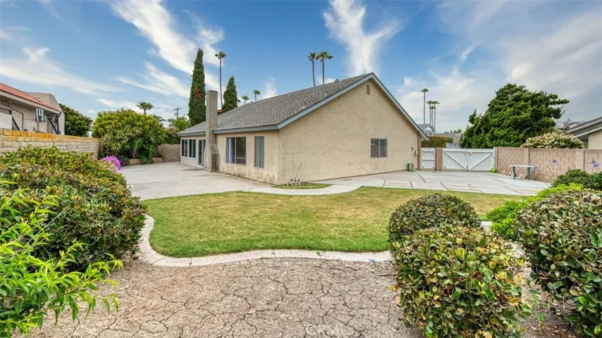 Beautiful and spacious backyard perfect for entertaining or simply unwinding.