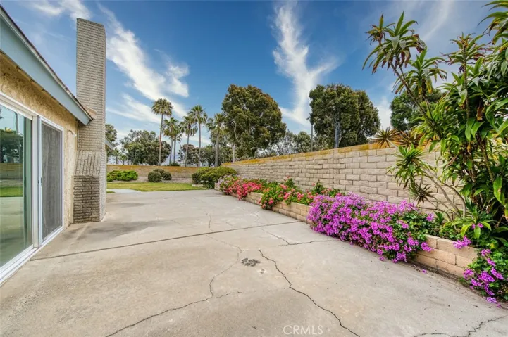 Beautiful and spacious backyard perfect for entertaining or simply unwinding.