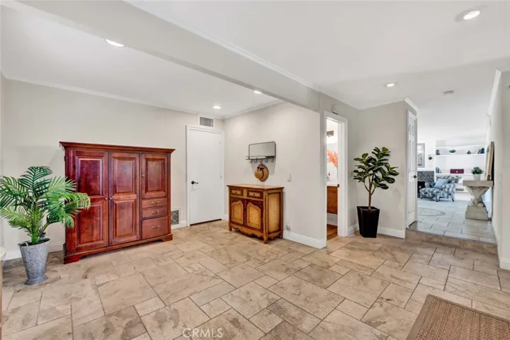 Additional Space in Formal Dining Room. Can Seat over 20 for that Thanksgiving Dinner
